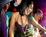 Elles se d�v�tissent et se d�gustent entre elles au point o� les mecs en bavent....
